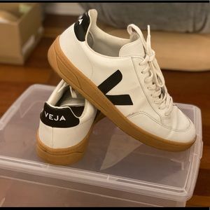 Veja V-12 Black & White w/ Gum Sole - size 9/42